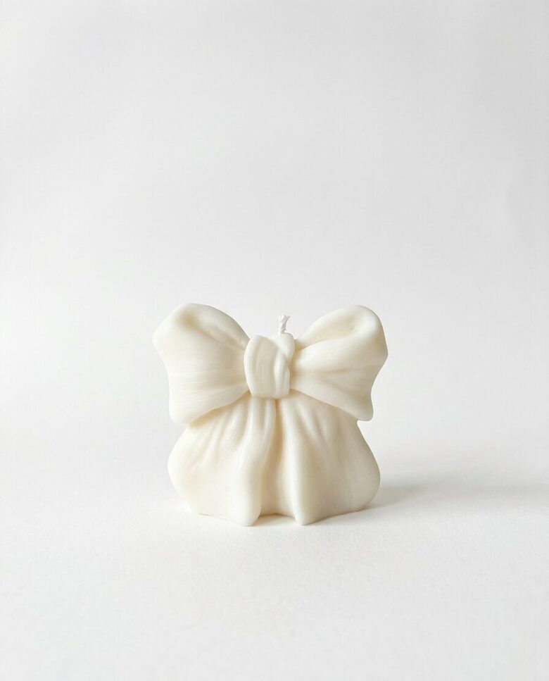 Dekoratīva rapšu vaska svece - “Bantīte” 100gr