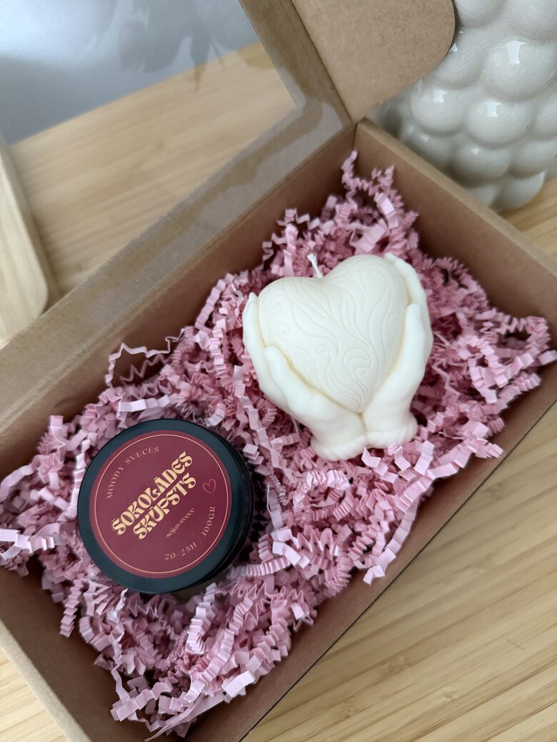 Dāvanu komplekts Šokolādes skūpsts & Sirds plaukstās