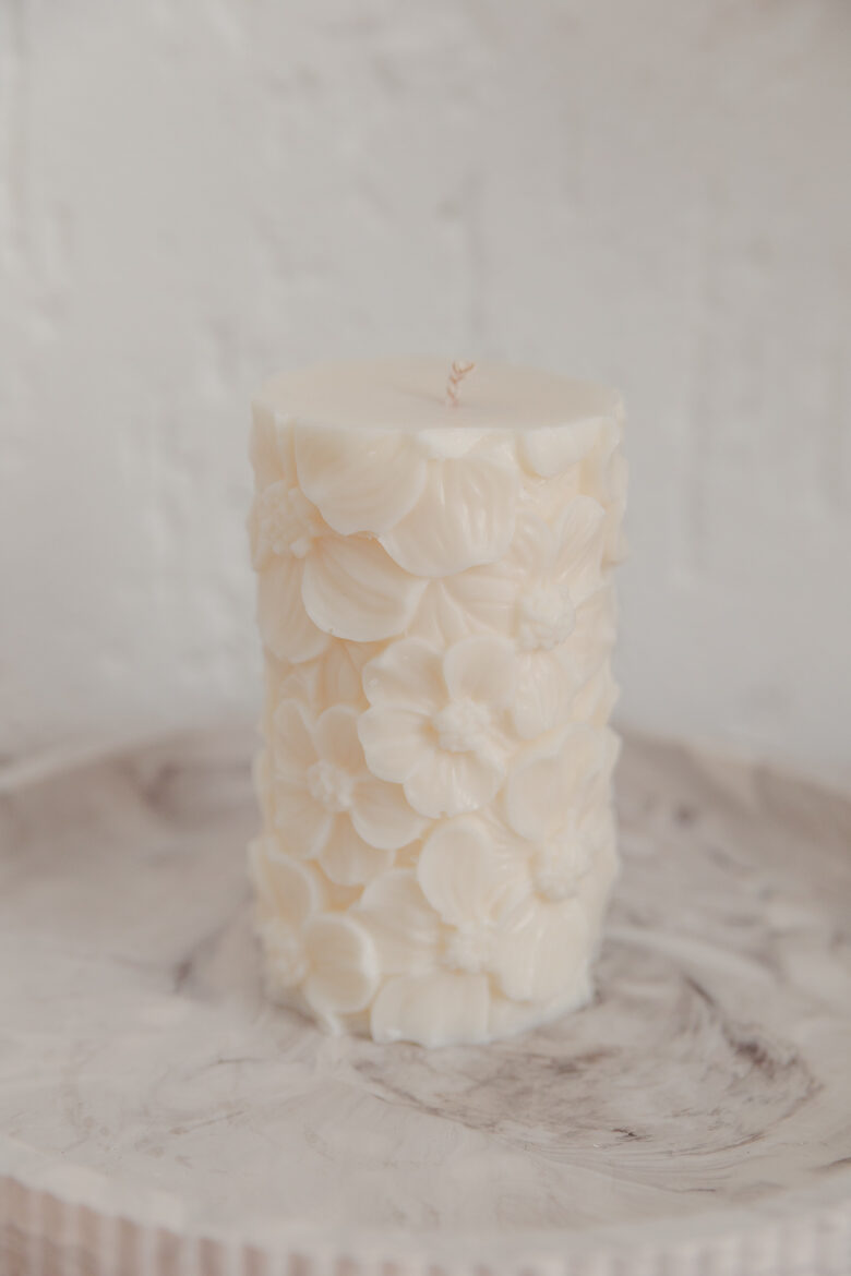 Roku darināta rapšu vaska svece "Pavasara Ziedi" 280gr