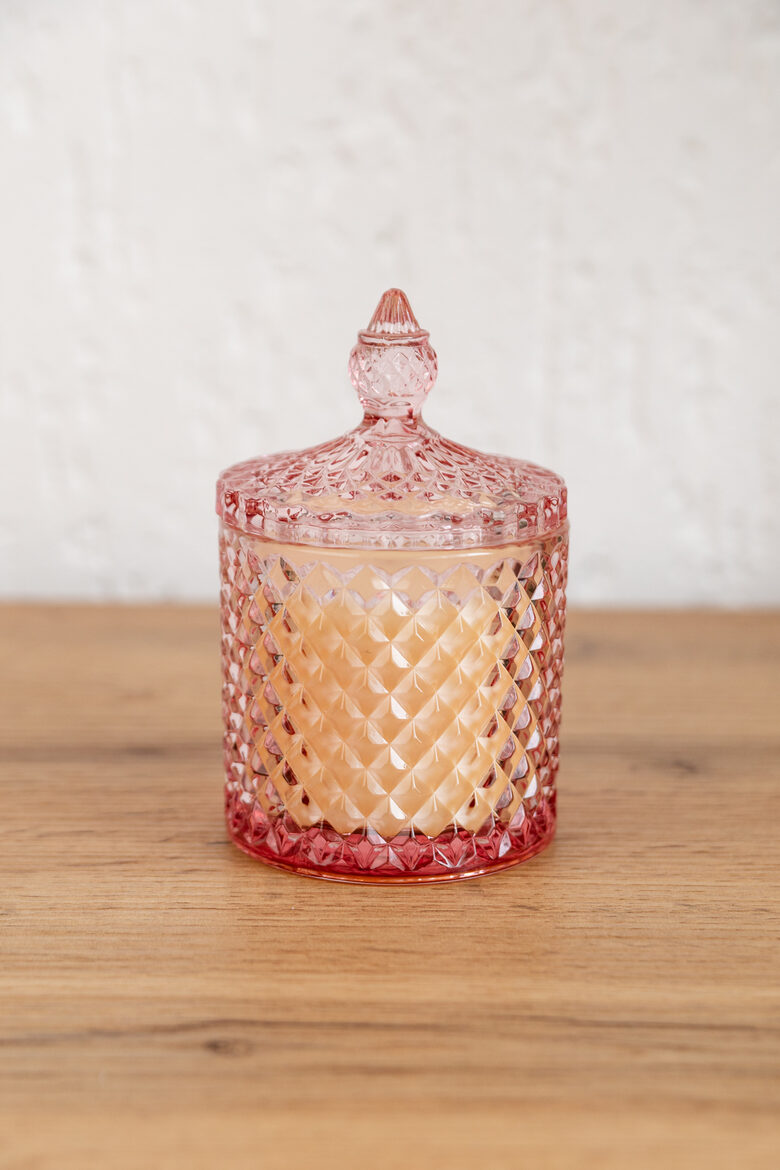 Sojas vaska svece rozā stikla traukā ar vāku