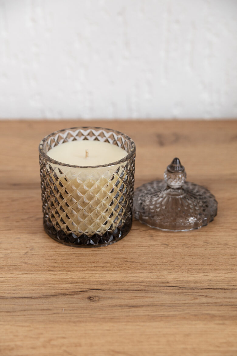 Aromātiska sojas vaska svece pelēkā stikla traukā ar vāku