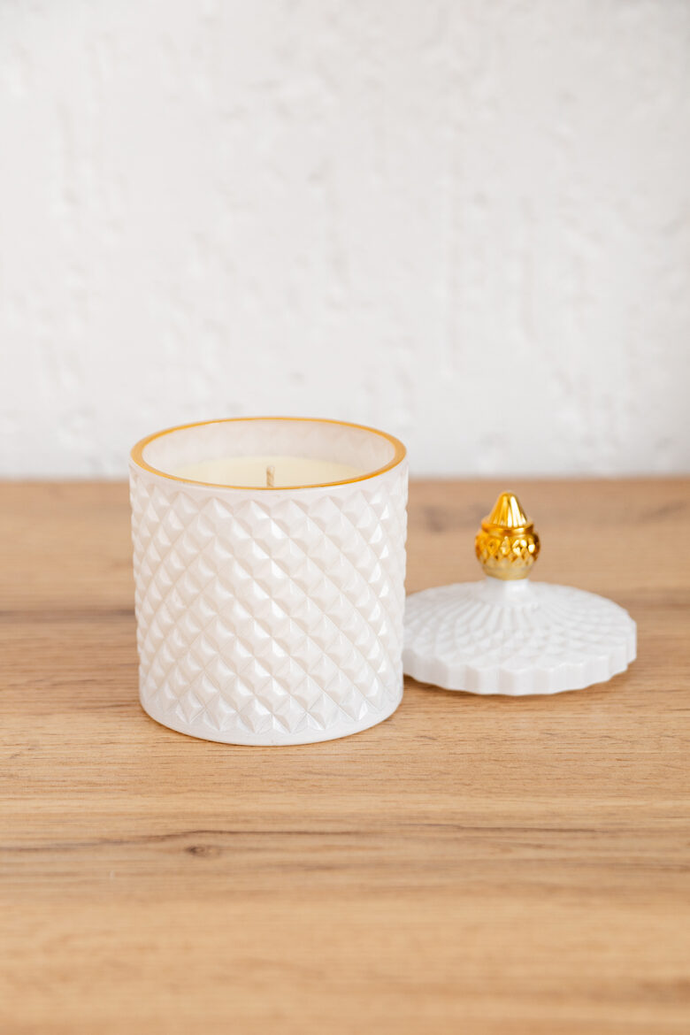 Aromātiska sojas vaska svece white gold stikla traukā ar vāku
