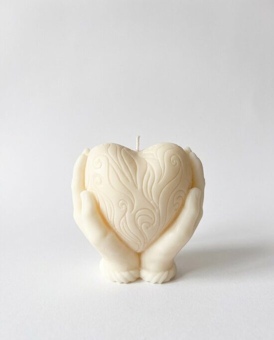 Dekoratīva rapšu vaska svece “Sirds plaukstās” 146gr