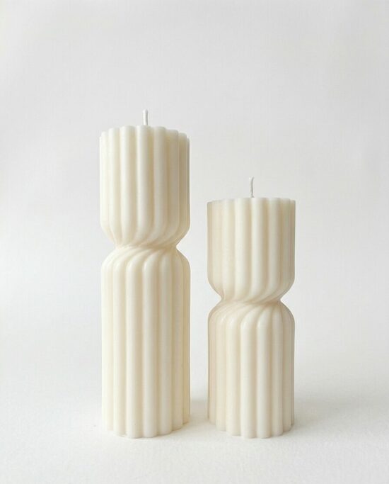 Divas dekoratīvas vaska sveces ar rievotu svītru formu 183gr / 225gr