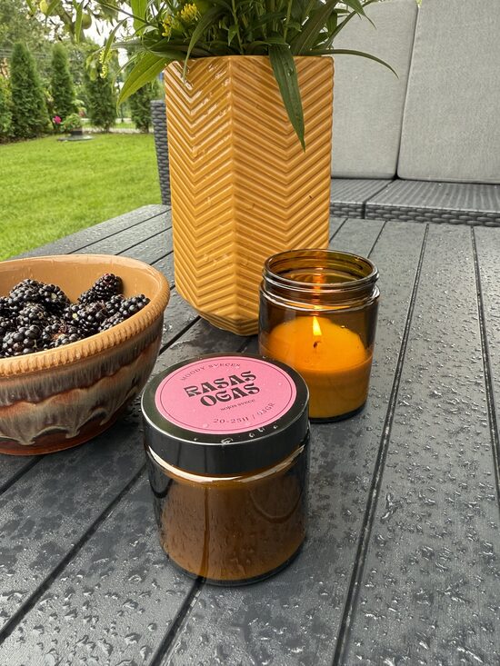 Rasas Ogas aromātiska sojas vaska svece brunā stikla burciņā ar vāku - vīģes, vaniļa, kazenes