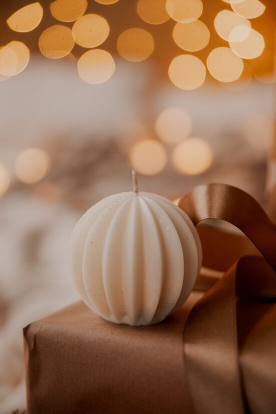 Dekoratīvā rapšu vaska svece Eglītes bumba