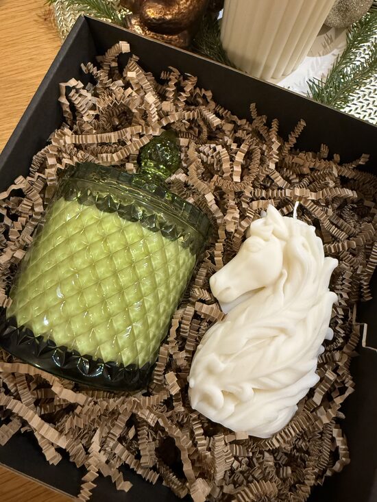 Dāvanu komplekts “Ziemassvētku noskaņa” | Svece traukā + dekoratīvais zirgs