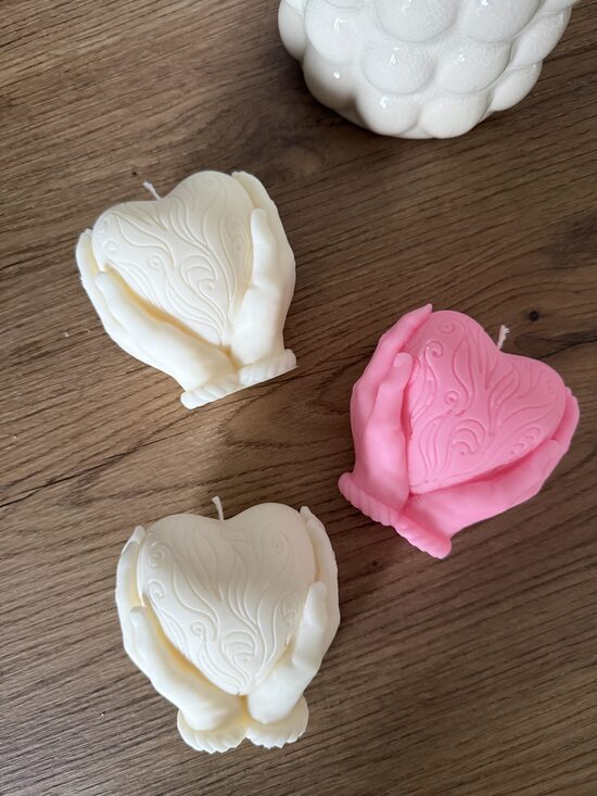 Dekoratīva rapšu vaska svece “Sirds plaukstās” 