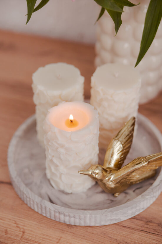 Roku darināta sojas vaska svece ar ziedu rakstu