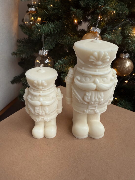 Riekstkodis – lielais | Dekoratīvā rapšu vaska svece (266 g)