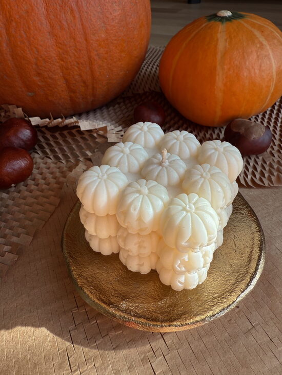 Ķirbīšu kubs – dekoratīva sojas vaska svece ar ķirbīšu rakstu