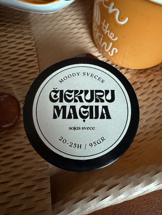 Čiekuru Maģija aromātiska sojas vaska svece brunā stikla burciņā ar vāku - apelsīna, salvijas, kanēļa un ciedra aromāts