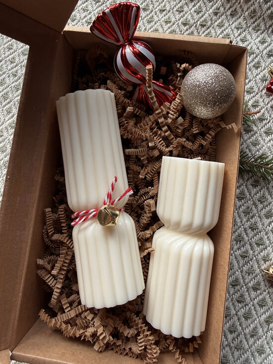 Divas dekoratīvas vaska sveces ar rievotu svītru formu