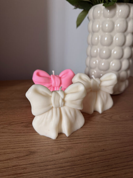 Dekoratīva rapšu vaska svece “Bantīte”