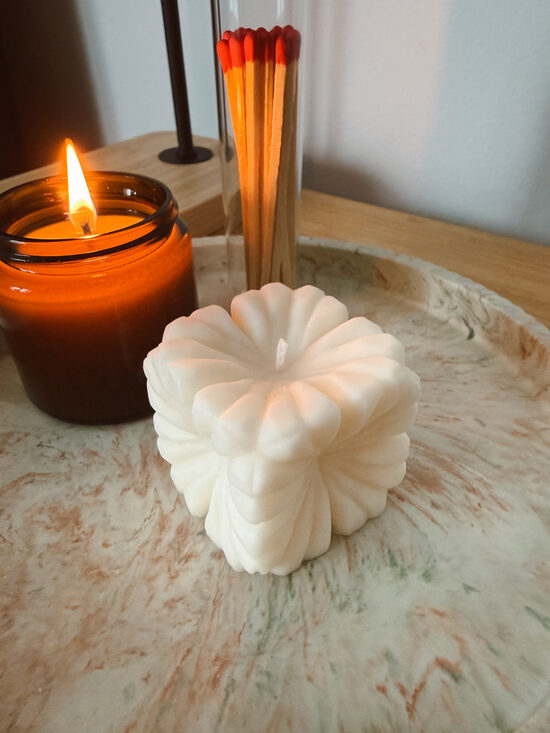 Dekoratīvā vaska svece – zieda kuba forma | 95 g