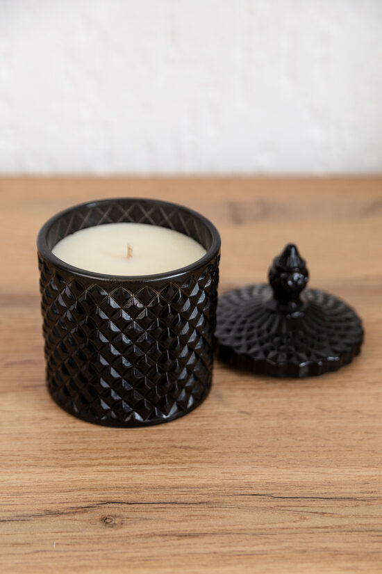 Aromātiska sojas vaska svece melnā stikla traukā ar vāku